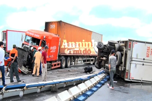 Xe tải đông lạnh lật ngang đường khi đối đầu với container