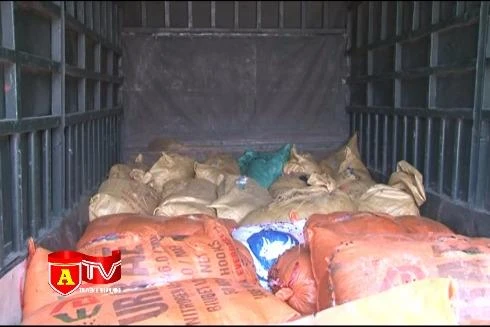 Hãi hùng gần 1 tấn bì, lòng lợn, tóp mỡ ruồi, nhặng bu đầy