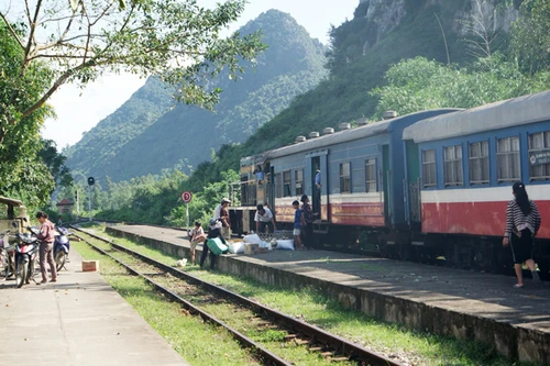 Tàu chợ ngược xuôi những cung đường