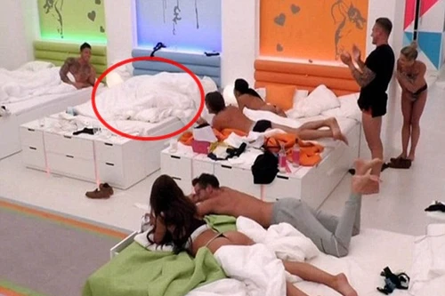 Sốc: Thí sinh "mây mưa" ngay trên sóng truyền hình thực tế Anh