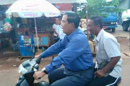 Thủ tướng Campuchia bị phạt vì đi xe máy không đội mũ bảo hiểm