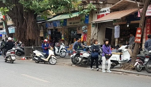 Hà Nội: Nhiều điểm trông xe trước cổng bệnh viện Việt Đức "chặt" giá 20.000 đồng/xe máy