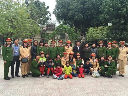 Những nữ chiến sỹ Công an mang nụ cười đến với người già và em thơ