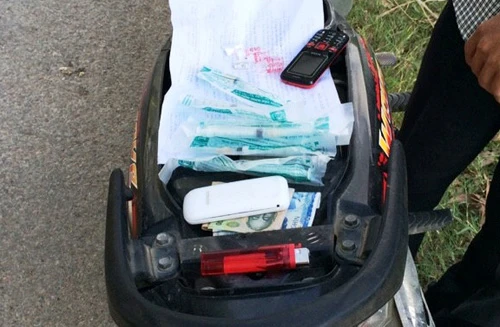 Những chiếc xe máy "cuộn" đầy ngoại tệ và ma túy 