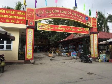 Chợ gốm Bát Tràng mở cửa kinh doanh trở lại