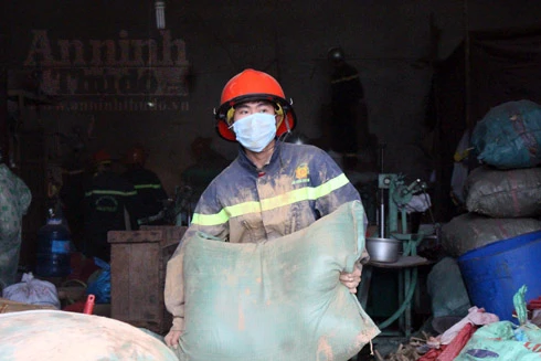 Kịp thời ngăn chặn cháy lan tại xưởng sản xuất hương