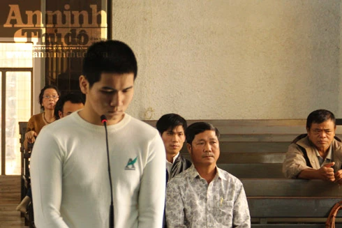 Khống chế, giở trò đồi bại với bé gái 12 tuổi 