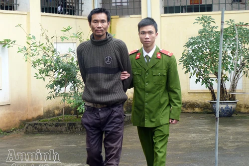 “Múa" dao trong trụ sở công an để...đòi xe vi phạm