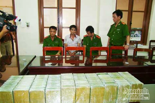 Tóm gọn 2 đối tượng vận chuyển 100 bánh heroin