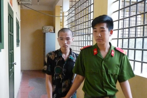 "Yêu" bạn gái nhí trong nhà nghỉ