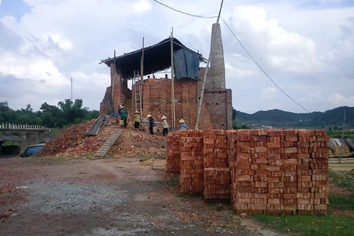 "Khoét" đất nông nghiệp để sản xuất gạch