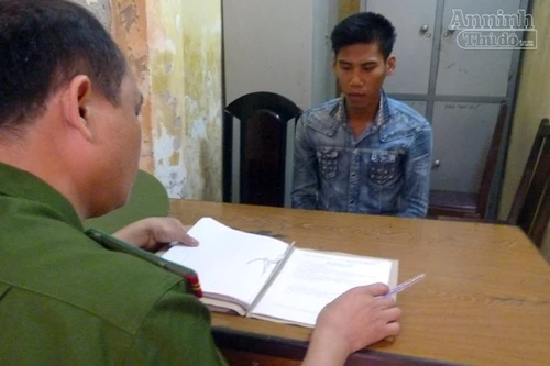 Nhân viên bảo vệ cạy cốp xe, trộm tiền của khách