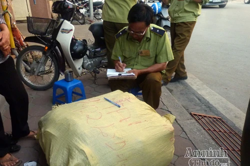 Thu giữ lô áo khoác "ngoại" không rõ nguồn gốc 