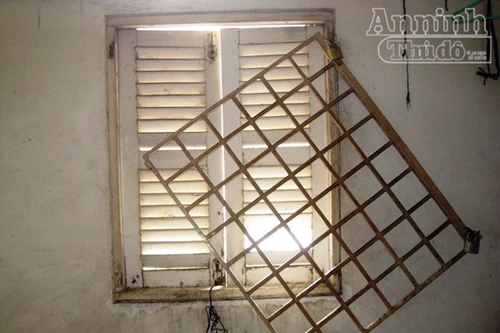 Hì hụi dùng dao cùn cưa chấn song đột nhập quán điện thoại