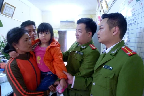 Chiều 29 Tết, cảnh sát tìm thấy cháu bé bị lạc ven đại lộ Thăng Long