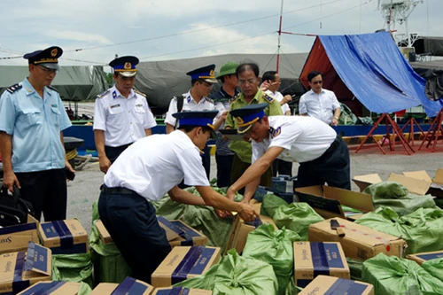 Chặn bắt xuồng cao tốc vận chuyển thuốc lá lậu trên biển 
