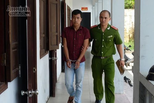 Khóa tay gã trộm rình mò phòng trọ sinh viên