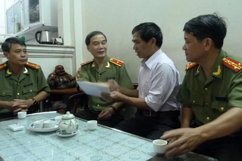 Lãnh đạo CATP thăm, tặng quà gia đình chính sách