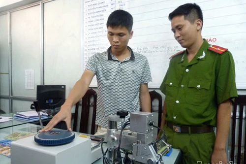 Bắt đối tượng nước ngoài làm giả thẻ tín dụng, thu giữ nhiều máy móc