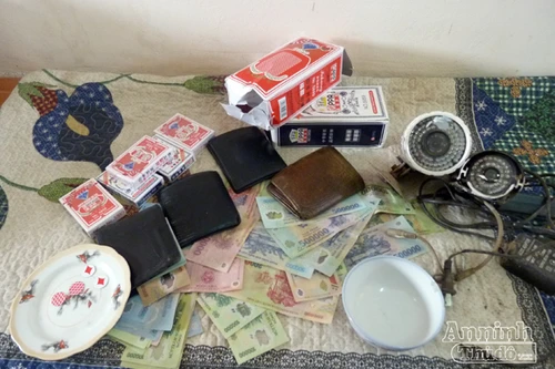 Hàng chục cảnh sát đột kích sới bạc bất khả xâm phạm