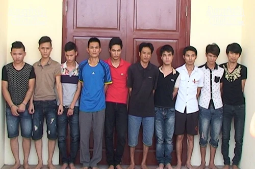 Trai làng “ôm bảng” cá độ bóng đá