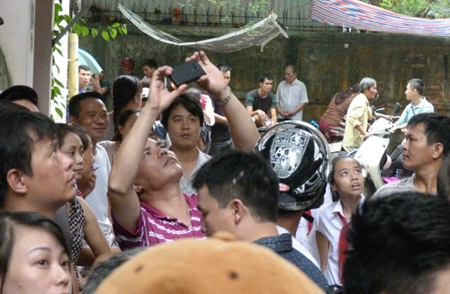 Người dân Thủ đô "đội mưa" dõi theo màn giải cứu con tin kịch tính