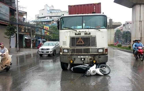 Lái xe container đâm thẳng mô-tô cảnh sát, kéo rê 200m