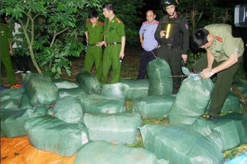 Bắt 5 đối tượng buôn bán hơn 1 tấn thuốc nổ