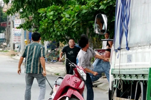 Xích mích láng giềng, "nói chuyện" bằng… dao quắm