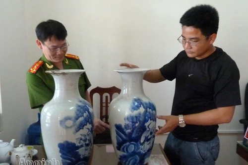 Cặp lục bình 300 tuổi đặt trên bàn thờ bỗng dưng biến mất