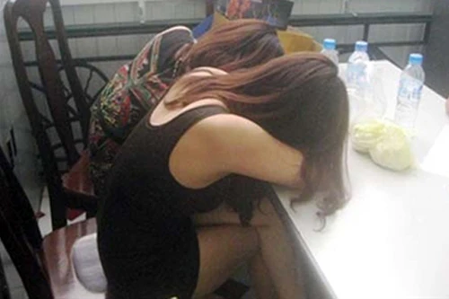 Vừa bán trà đá, vừa môi giới...mại dâm