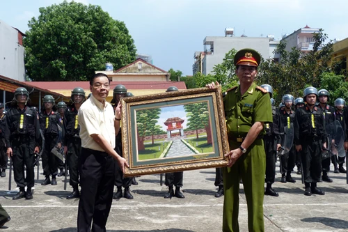 Lớp bồi dưỡng dự nguồn cán bộ cao cấp thăm Trung đoàn CSCĐ