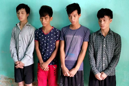 Rượu vào, tấn công cả Trưởng Công an xã bằng gạch đá