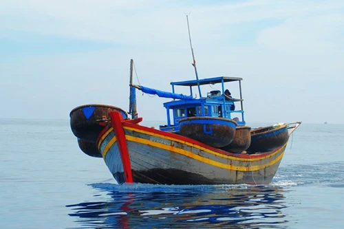Cảnh sát biển hỗ trợ tàu cá gặp nạn trên biển
