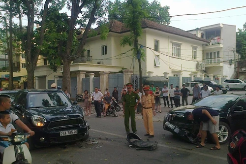Tai nạn liên hoàn, Camry đâm nát đầu Cooper