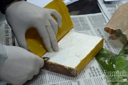 Chặn bắt xe ô tô nước ngoài vận chuyển 60 bánh heroin