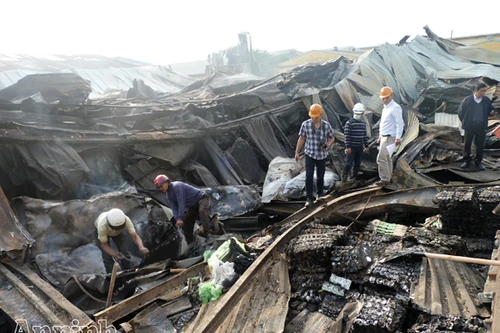 Hiện trường tan hoang của vụ cháy nhà kho công ty len Hà Đông