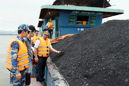 Cảnh sát biển bắt giữ tàu chở 700 tấn than cám trái phép