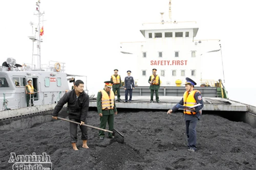 Cảnh sát biển bắt giữ tàu chở 3.000 tấn than không rõ nguồn gốc