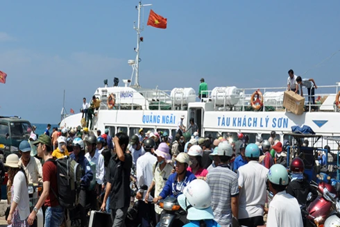 Biển động, dừng tuyến vận tải từ đảo Lý Sơn với đất liền