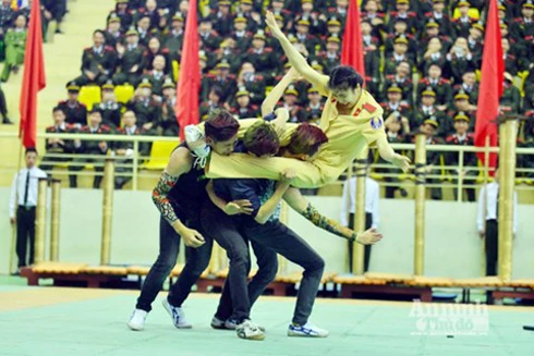 Nữ sinh "kẹp cổ 3 thanh niên" là thủ khoa trường Cảnh sát