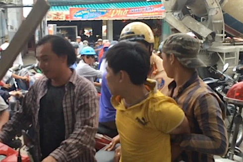 CSGT cùng người dân bắt gọn tên trộm xe máy