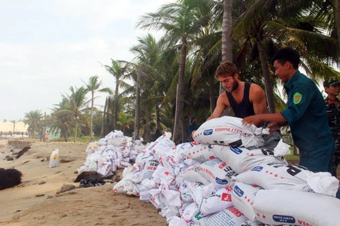 "Tây ba lô" xắn tay đắp kè, chống bão