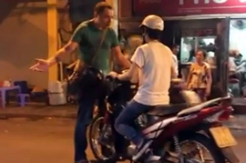 Những vụ "Tây" nổi cáu vì thói đi xe máy cẩu thả ở Hà Nội 