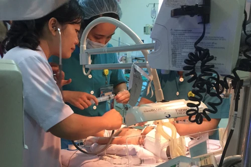 Bộ trưởng Bộ Y tế yêu cầu tập trung cứu chữa bệnh nhi 11 ngày tuổi