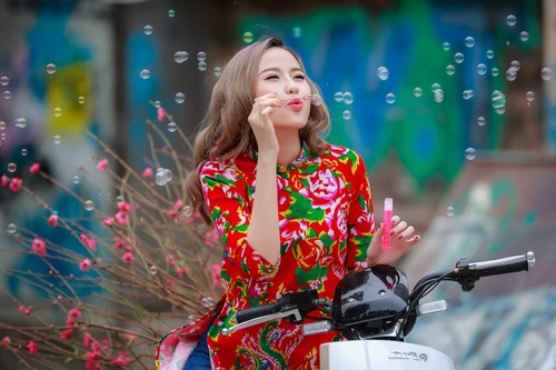 ​ "Hoa hậu The Face" Khánh Ngân đẹp ngẩn ngơ trong tiết Xuân Hà Nội 