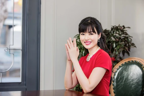 Mùng Một Tết, Hoa hậu Thu Thủy tất bật khai Xuân 