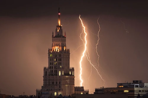 [ẢNH] Những khoảnh khắc sét đánh sáng rực bầu trời trên toàn cầu