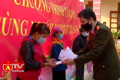 Mang Tết vui đến với đồng bào nghèo ở Lai Châu