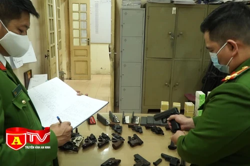 Công an phường Yên Hòa vận động, thu hồi hàng trăm công cụ hỗ trợ